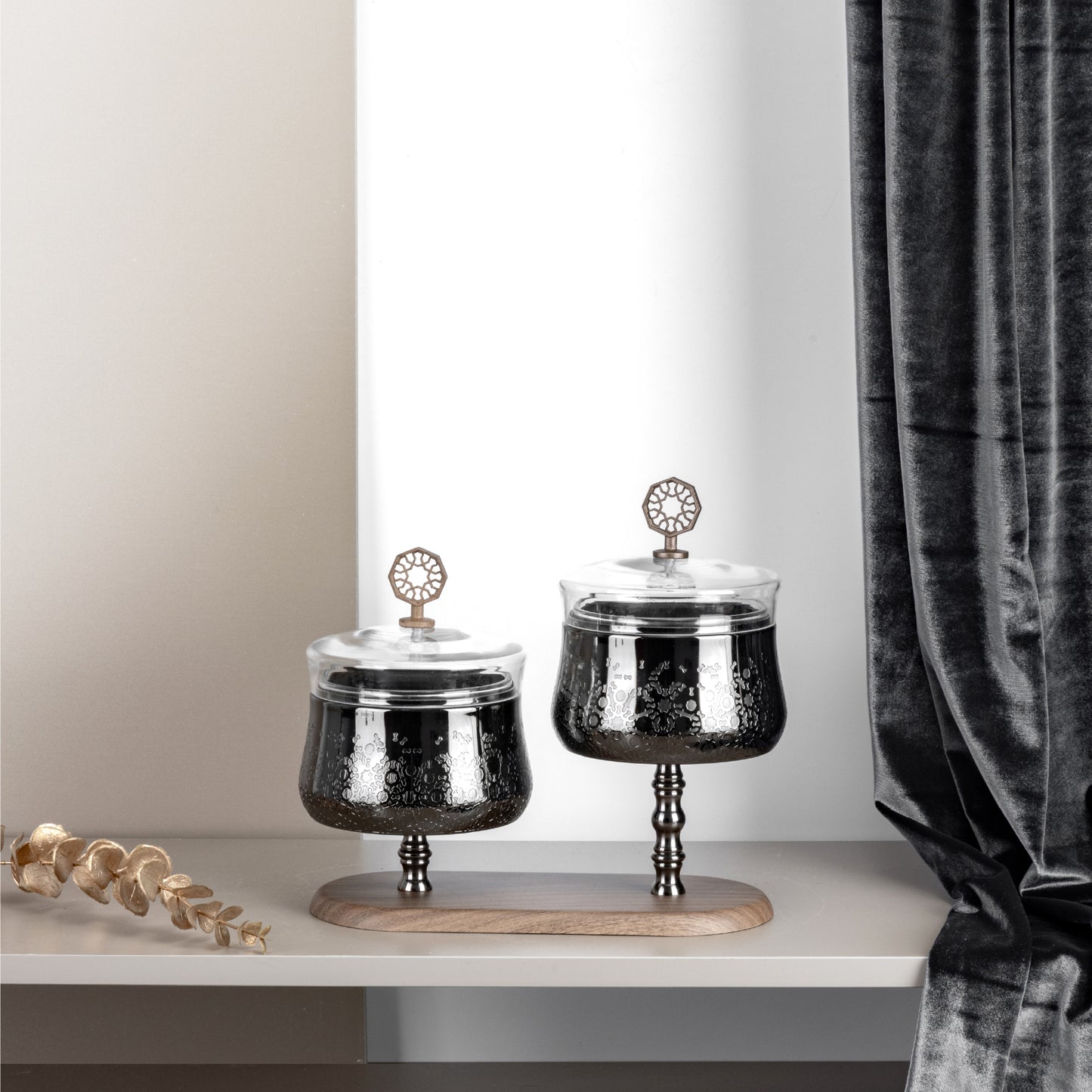Nut serving set
