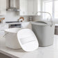 دلو مع مصفاة